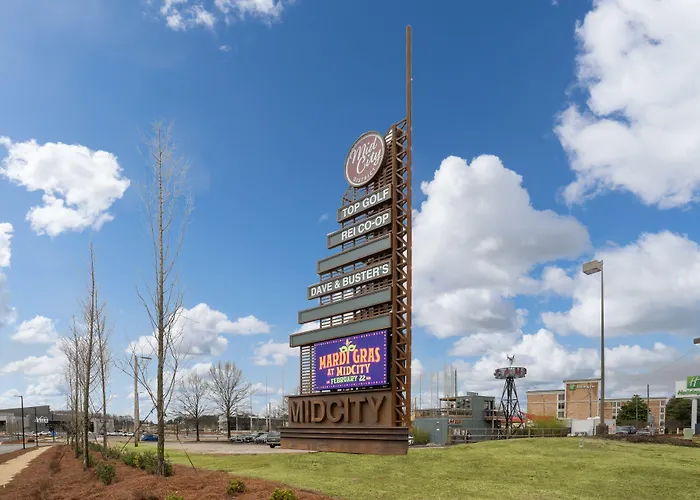 Hotel with pool: Holiday Inn Huntsville - Research Park By Ihg